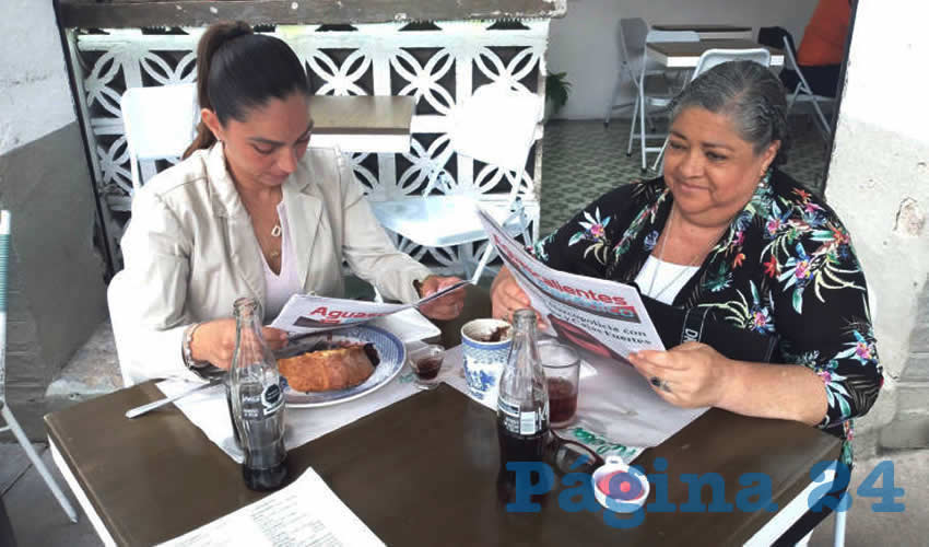 Grupo de personas desayunando.