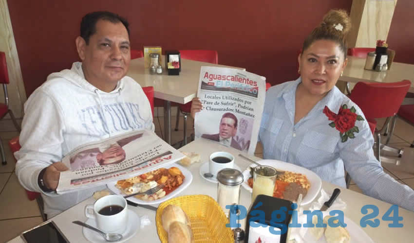 Grupo de personas desayunando.