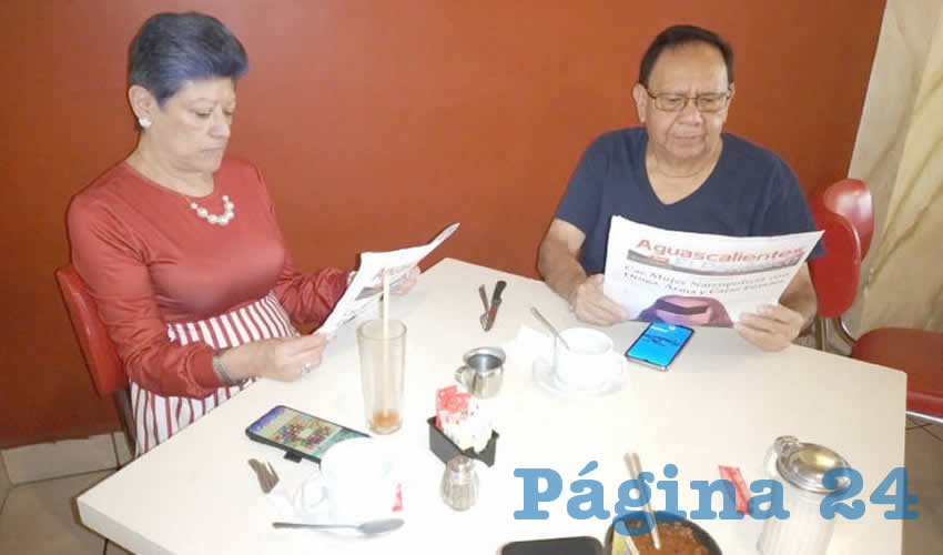Grupo de personas desayunando.