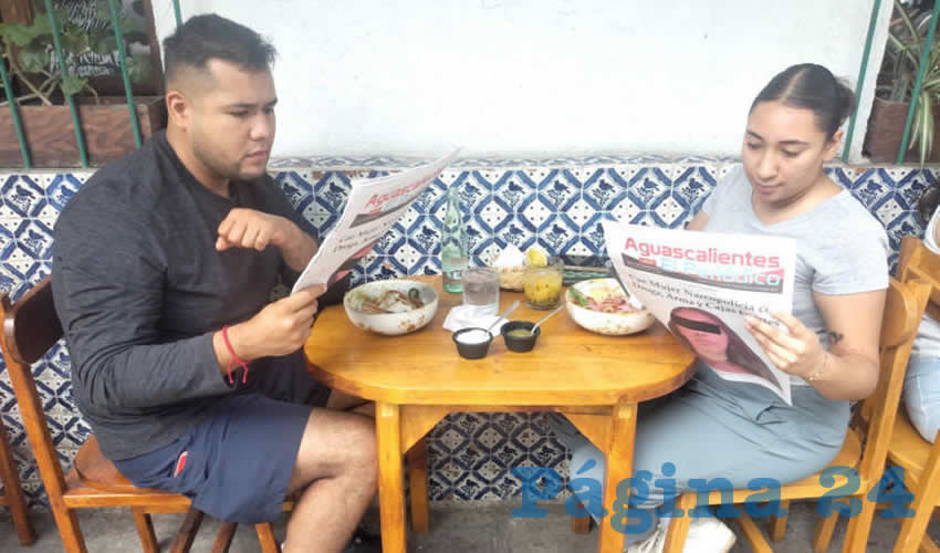Grupo de personas desayunando.