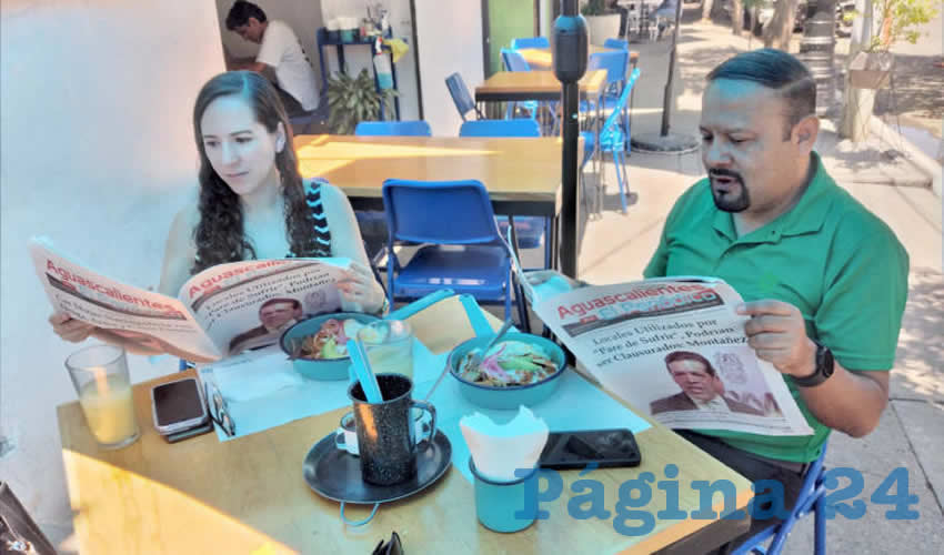 Grupo de personas desayunando.