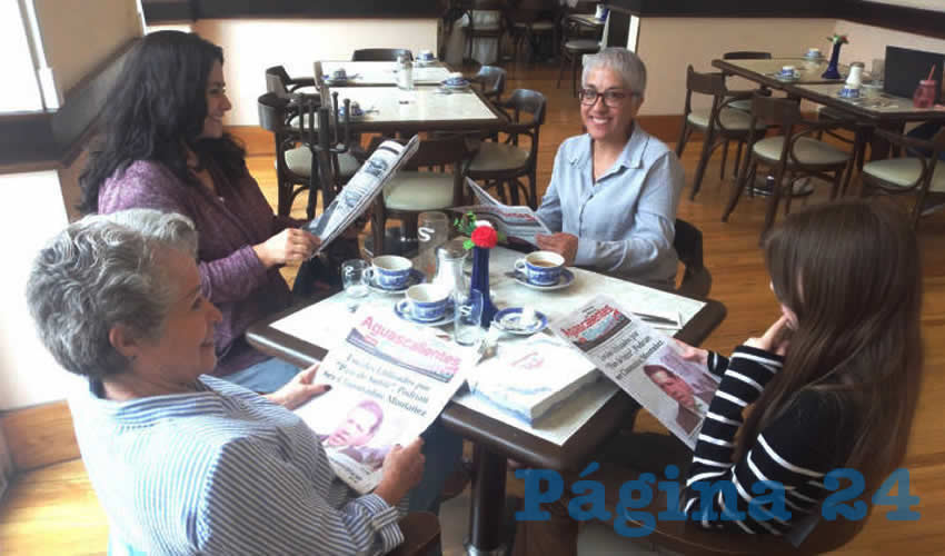 Grupo de personas desayunando.