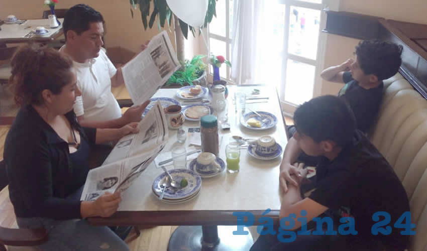 Grupo de personas desayunando.