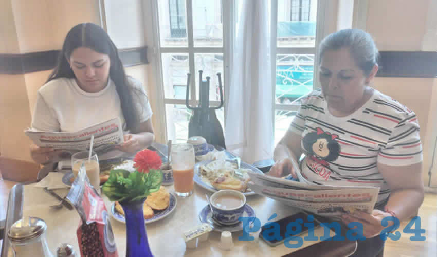 Grupo de personas desayunando.