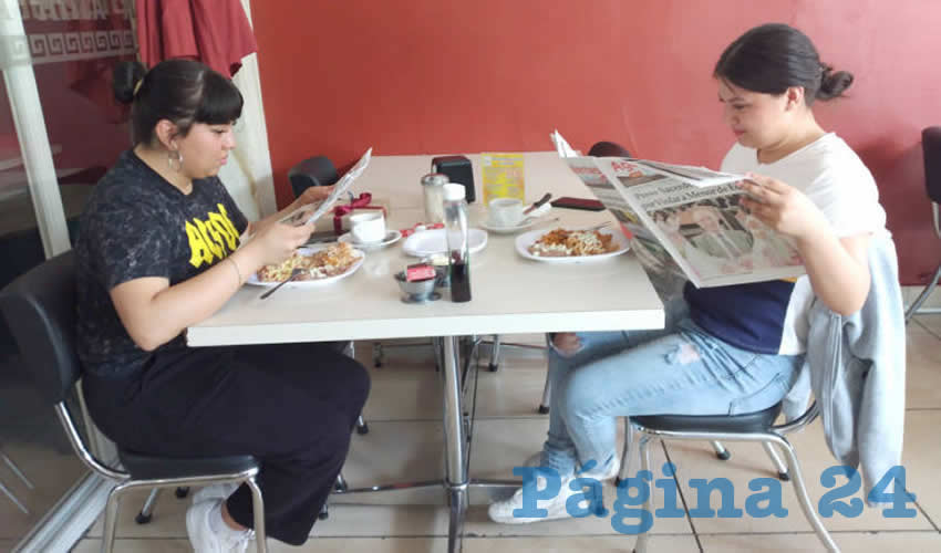 Grupo de personas desayunando.