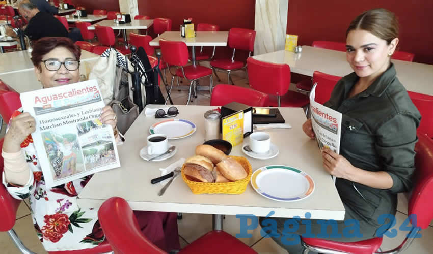 Grupo de personas desayunando.