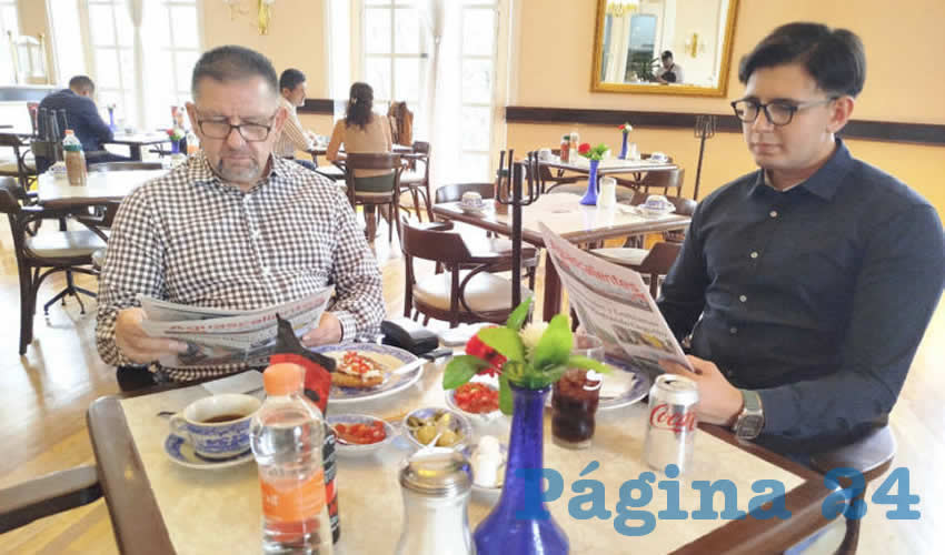 Grupo de personas desayunando.