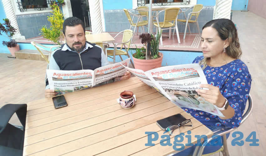 Grupo de personas desayunando.