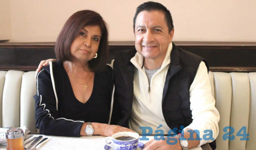 Grupo de personas desayunando.