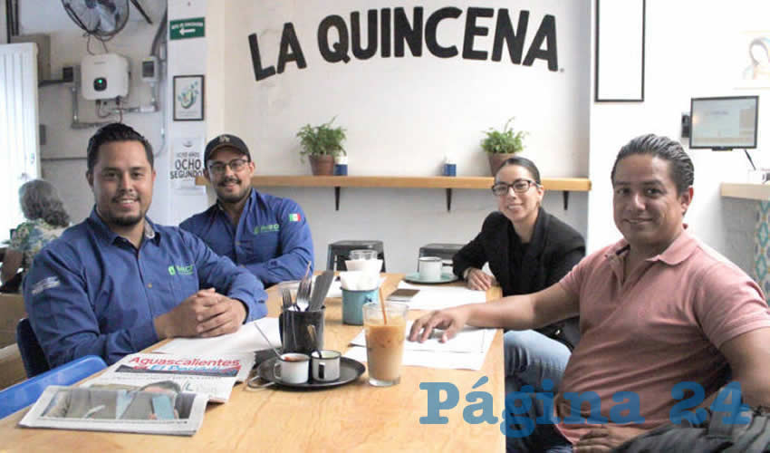 Grupo de personas desayunando.