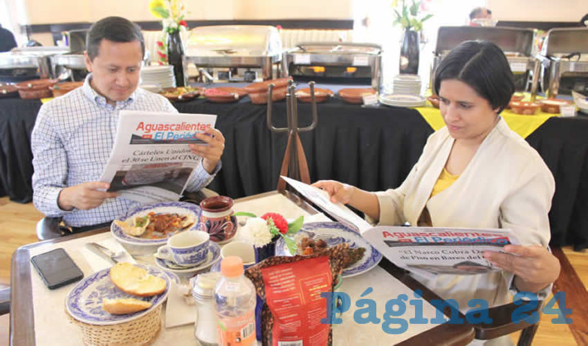 Grupo de personas desayunando.
