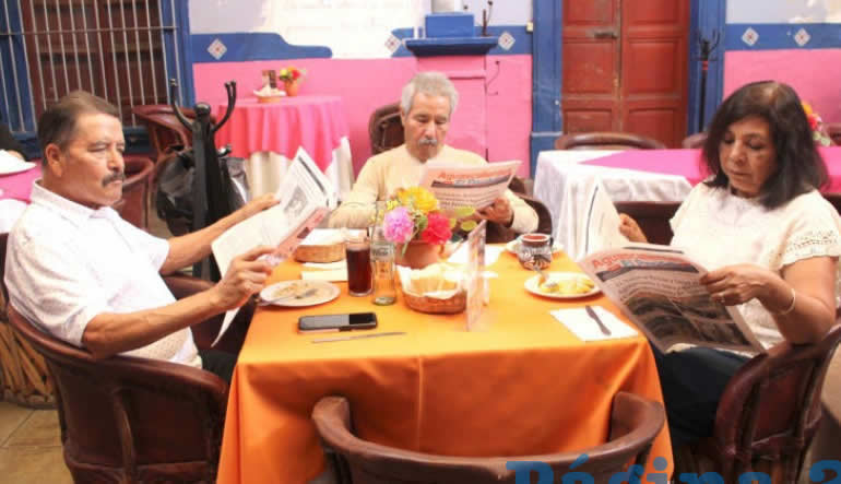 Grupo de personas desayunando.