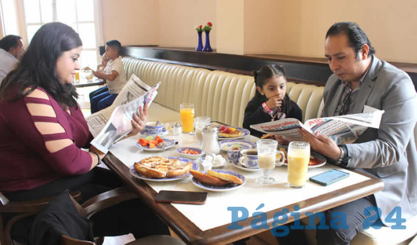 Grupo de personas desayunando.