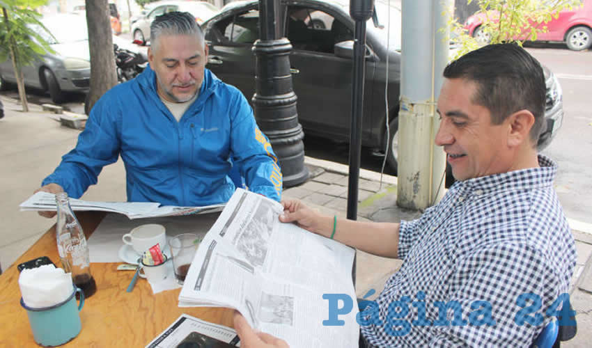 Grupo de personas desayunando.