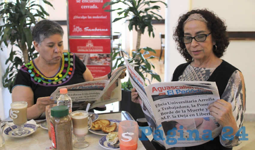 Grupo de personas desayunando.