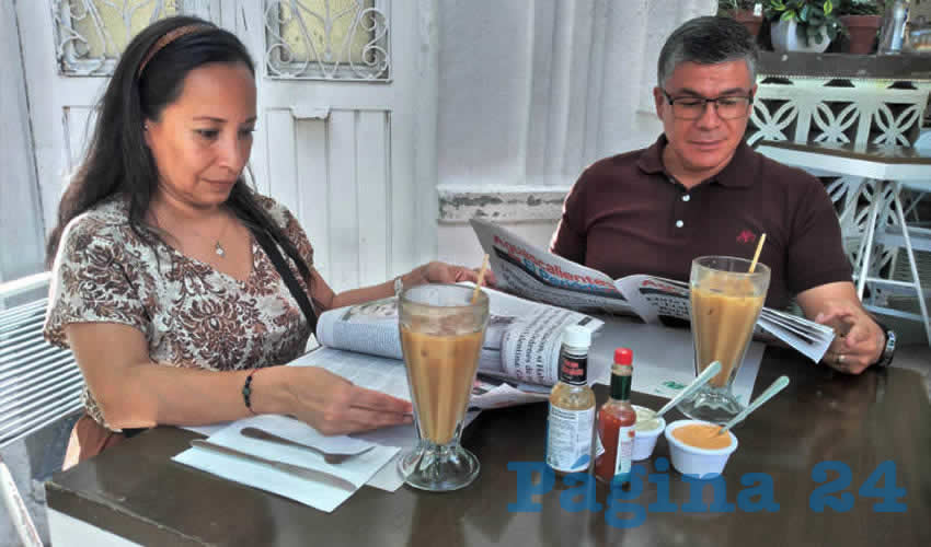 Grupo de personas desayunando.