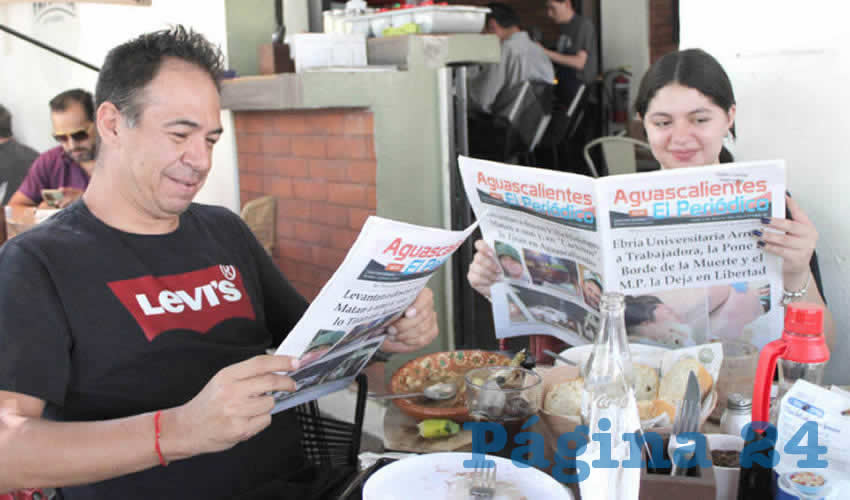 Grupo de personas desayunando.