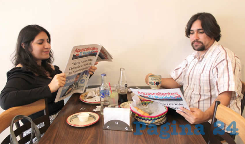 Grupo de personas desayunando.