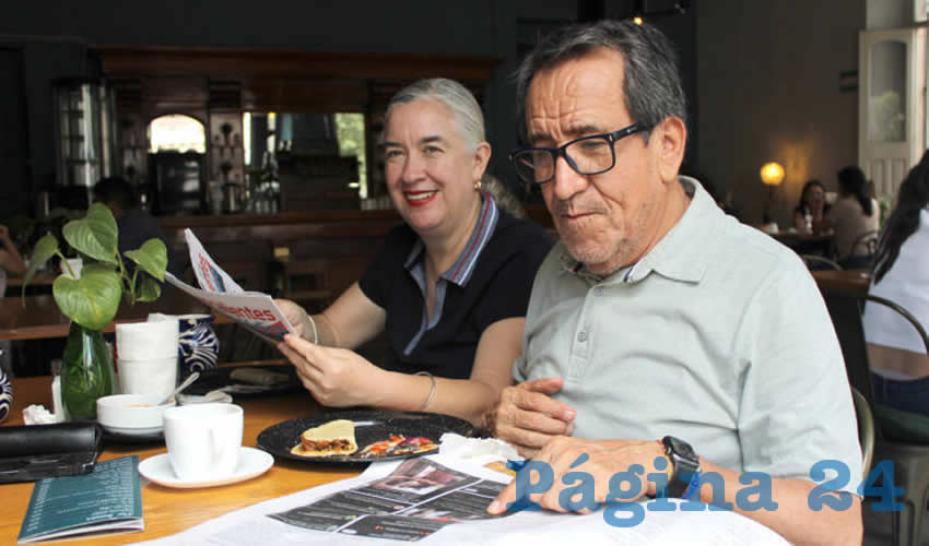 Grupo de personas desayunando.