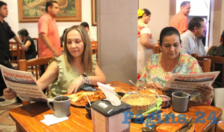 Grupo de personas desayunando.
