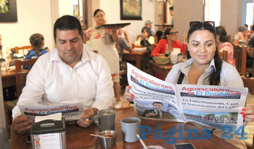 Grupo de personas desayunando.