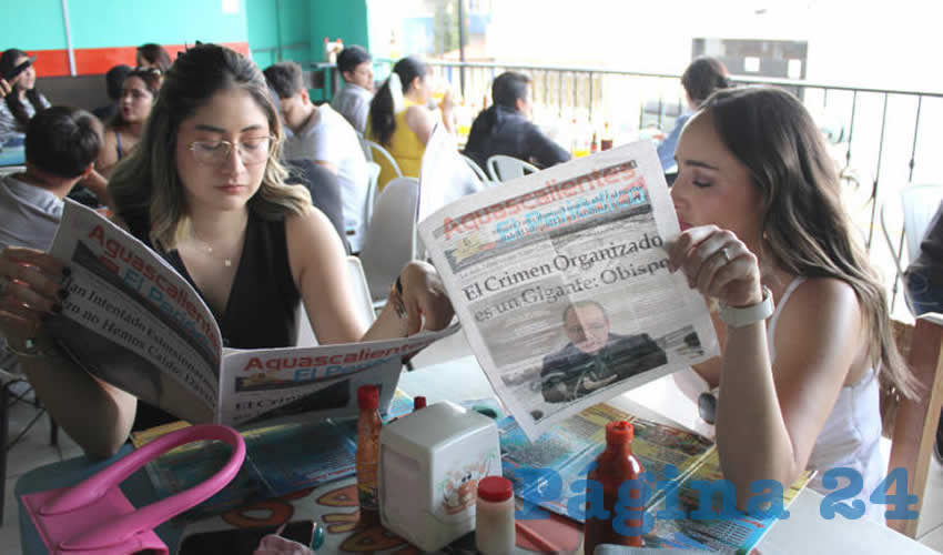 Grupo de personas desayunando.