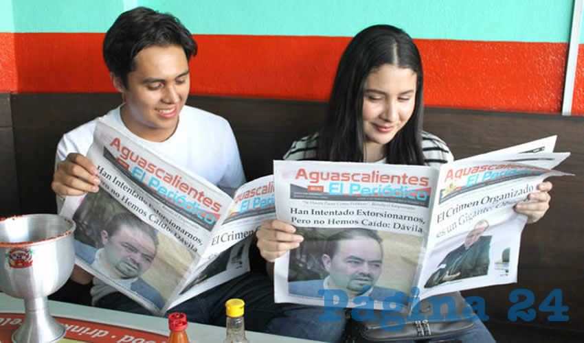 Grupo de personas desayunando.