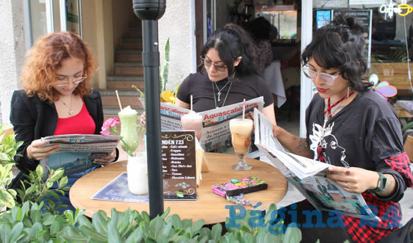 Grupo de personas desayunando.