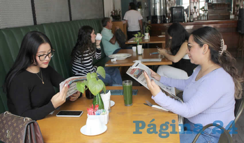 Grupo de personas desayunando.