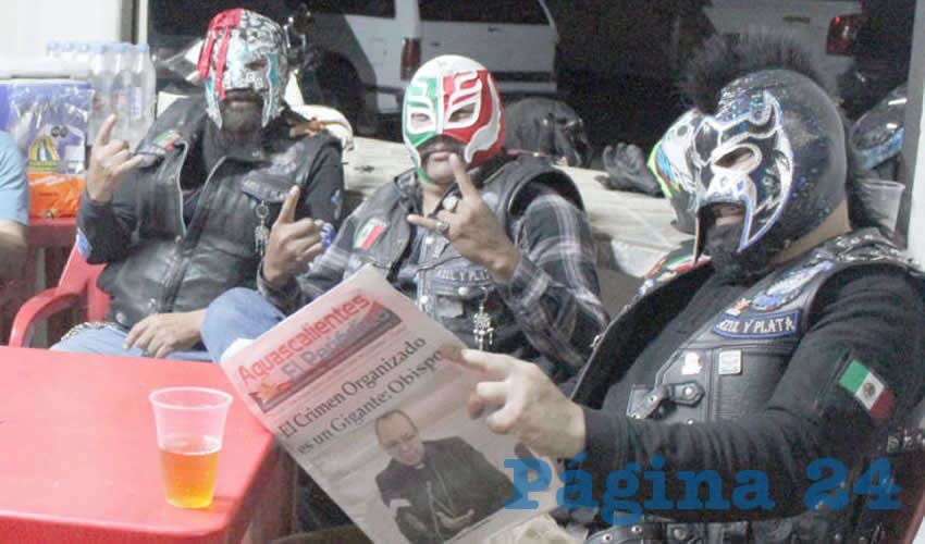 Grupo de personas desayunando.