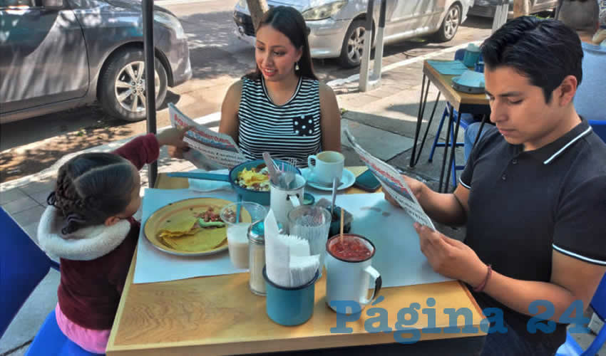 Grupo de personas desayunando.