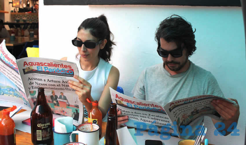 Grupo de personas desayunando.