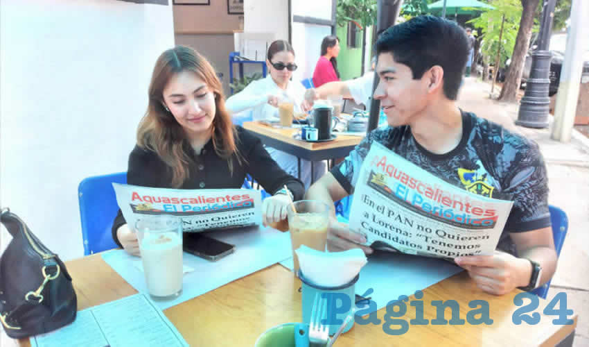 Grupo de personas desayunando.