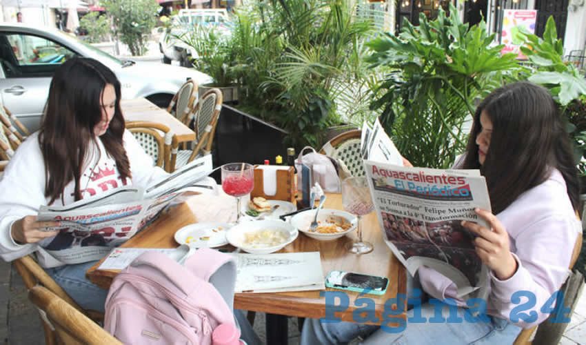Grupo de personas desayunando.