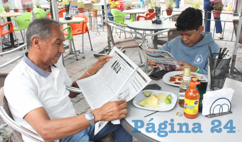 Grupo de personas desayunando.