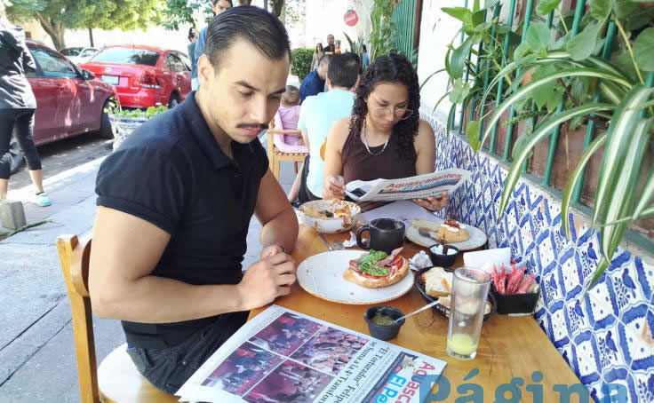Grupo de personas desayunando.