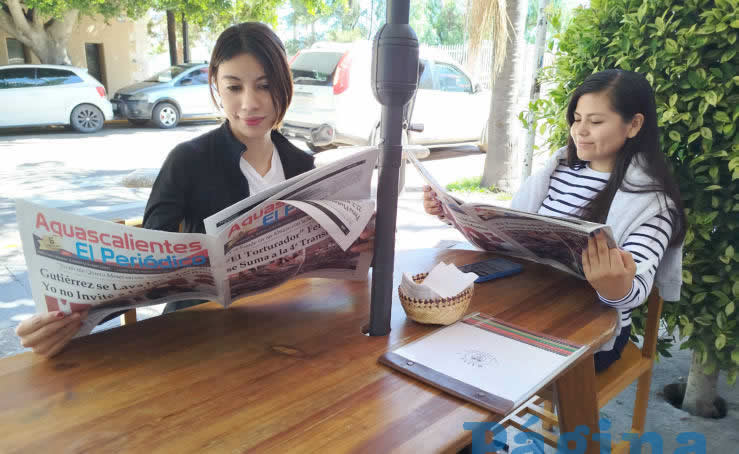 Grupo de personas desayunando.