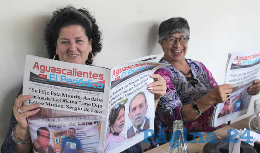 Grupo de personas desayunando.