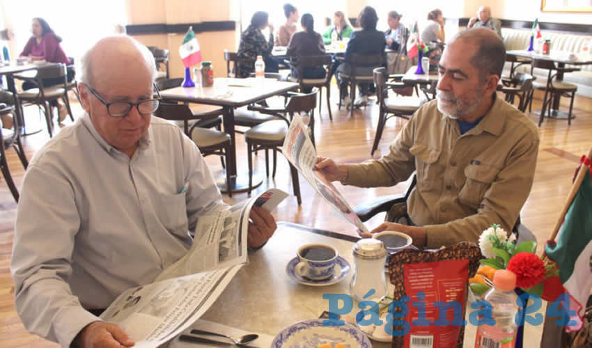 Grupo de personas desayunando.