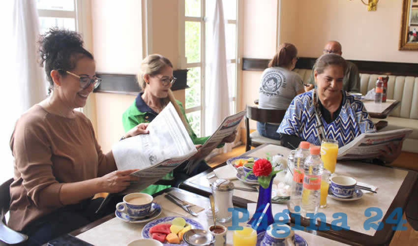 Grupo de personas desayunando.