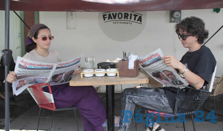 Grupo de personas desayunando.