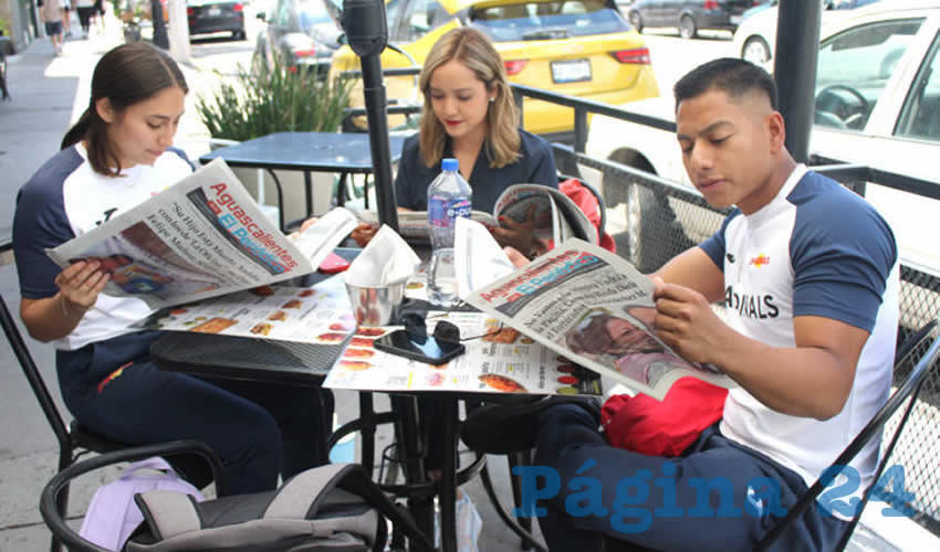 Grupo de personas desayunando.