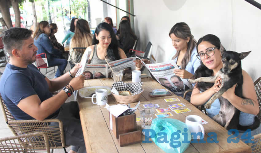 Grupo de personas desayunando.
