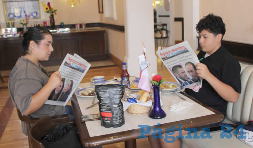 Grupo de personas desayunando.