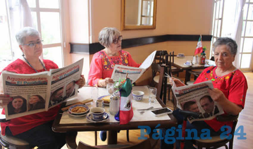 Grupo de personas desayunando.