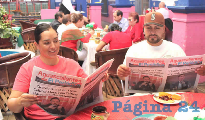 Grupo de personas desayunando.