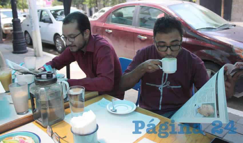 Grupo de personas desayunando.