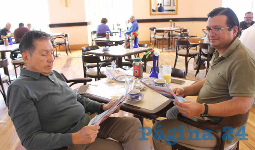 Grupo de personas desayunando.