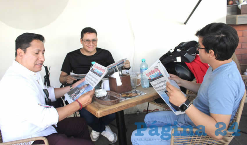 Grupo de personas desayunando.