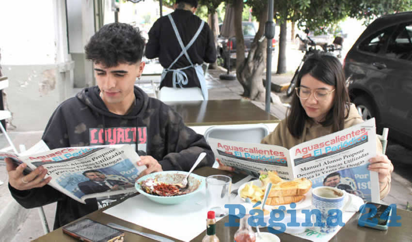 Grupo de personas desayunando.